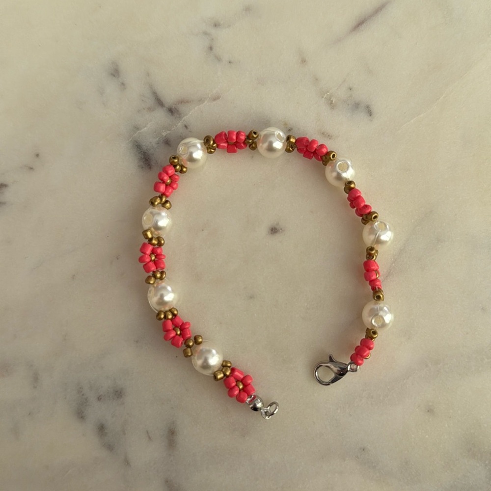 Pink and pearl bracelet 7”